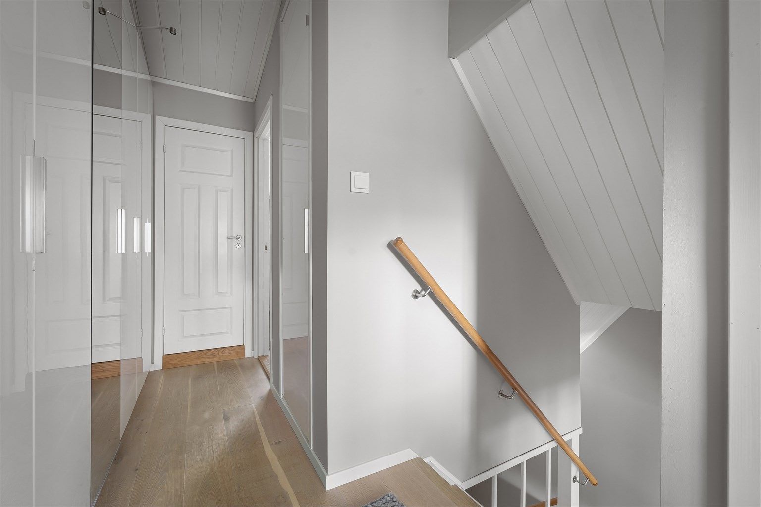 Enstavs parkett på gulvet og takhøyde på ca. 1,94 til ca. 2,85 meter grunnet skråtak