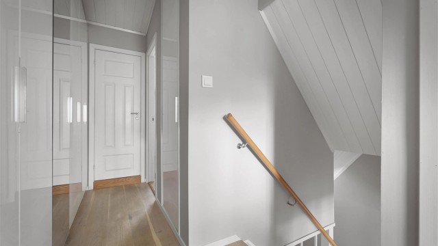 Enstavs parkett på gulvet og takhøyde på ca. 1,94 til ca. 2,85 meter grunnet skråtak