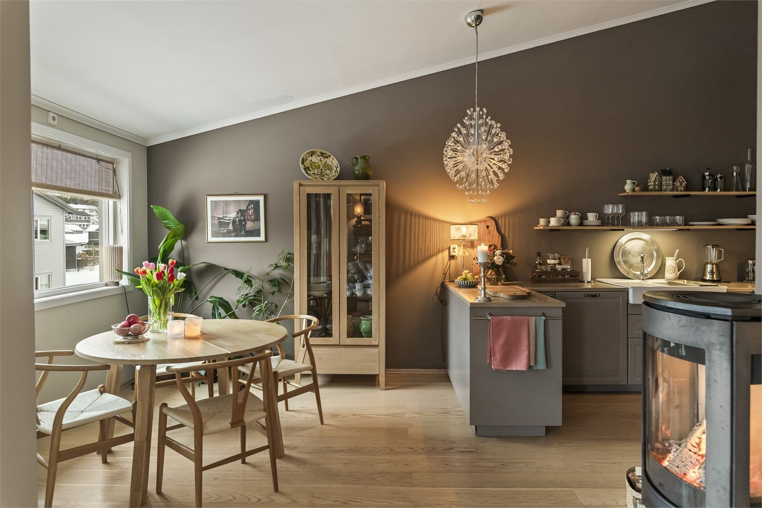 Leiligheten har et påkostet materialvalg