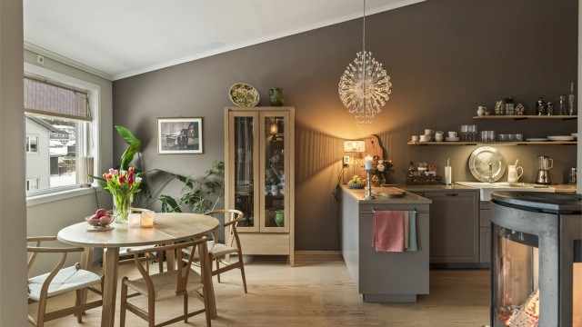 Leiligheten har et påkostet materialvalg