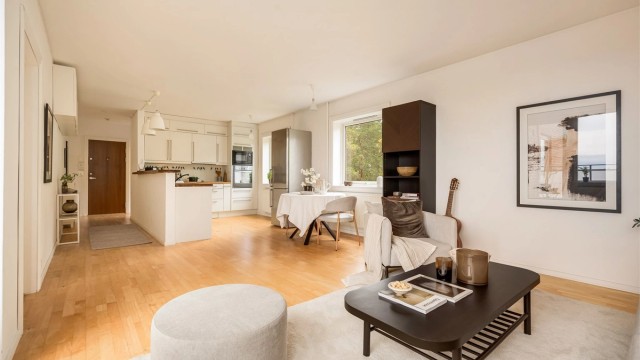 Lys andelsleilighet i 9. etasje med åpen stue- og kjøkkenløsning. Foto: Martine Eren Jacobsen