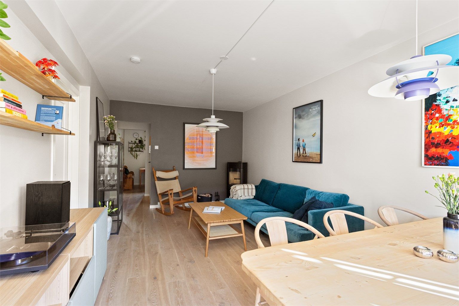 Her er det godt med plass til spisebord, sofagruppe, tilhørende salongbord og tv-seksjon. 