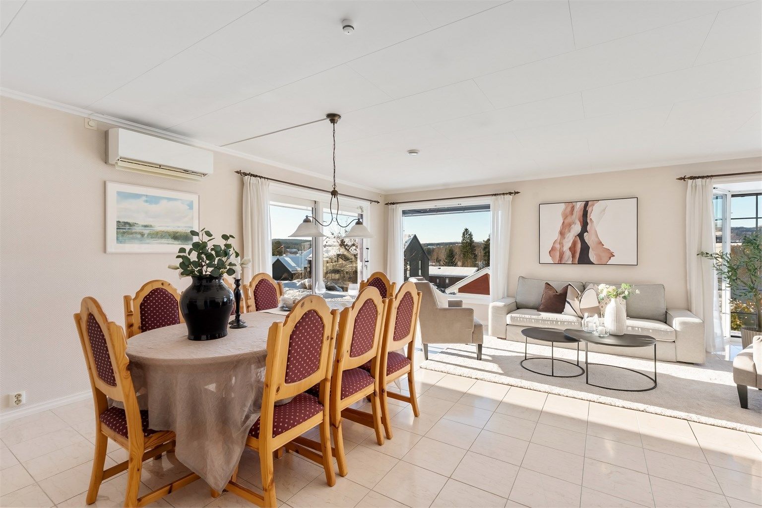 En åpen og sosial planløsning mellom stue og spisestue.