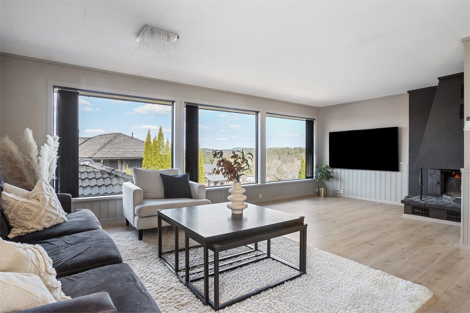 De store vindusflatene slipper inn rikelig med dagslys og gir en åpen utsikt.