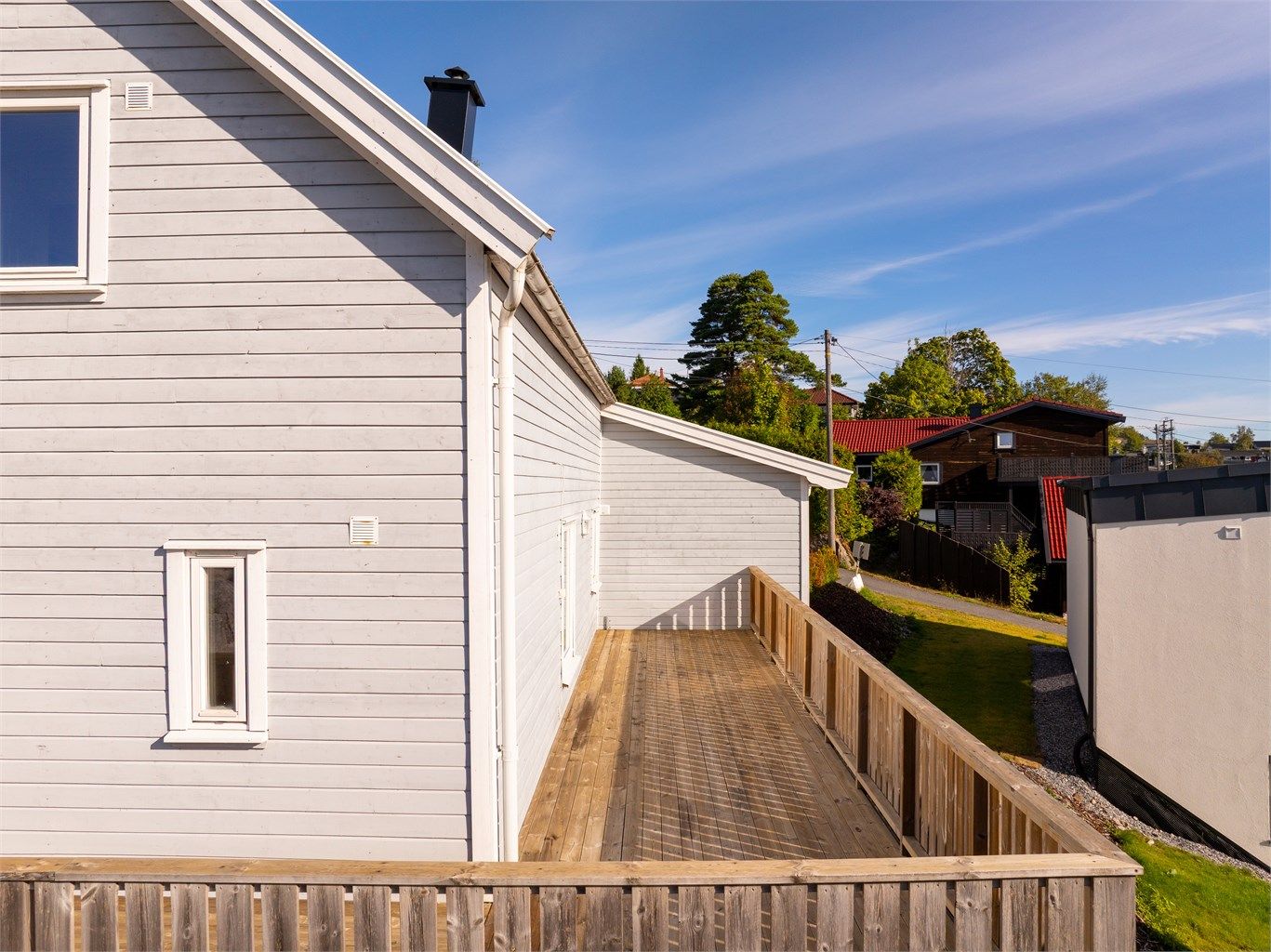 Stor, sydøstvendt terrasse.