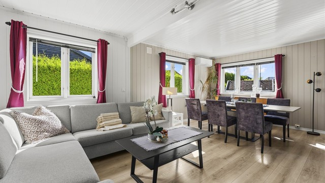 Naturlig plass til større spisebord mellom stue og kjøkken.