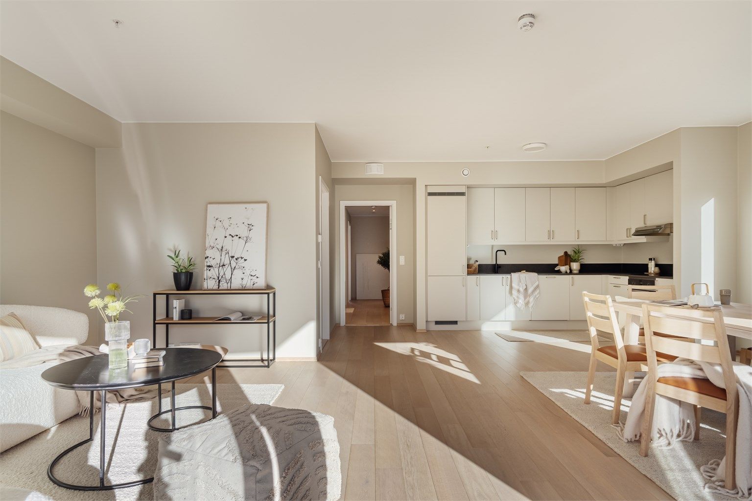 Kjøkkeninnredningen er en stilsikker og lite fremtredende løsning fra kvalitetsprodusenten Sigdal, tilbaketrukket innerst i stuen.