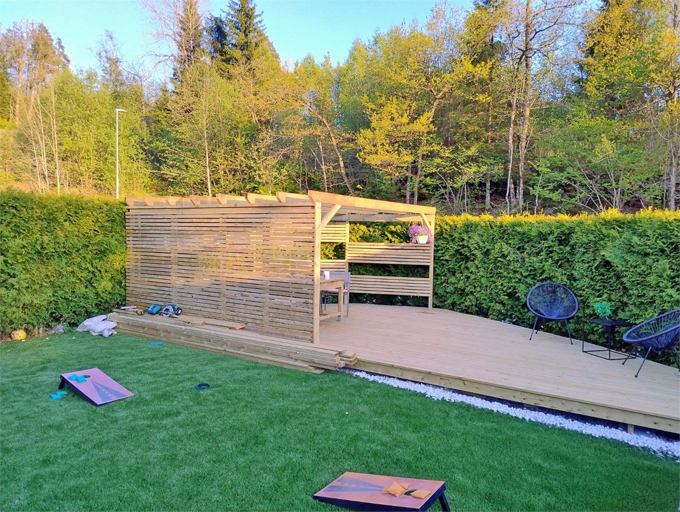 Uteområde med hage og pergola