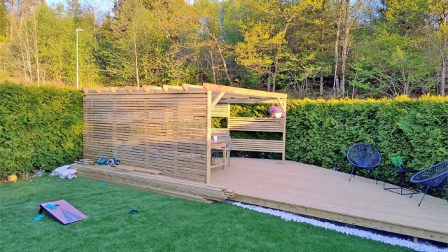 Uteområde med hage og pergola