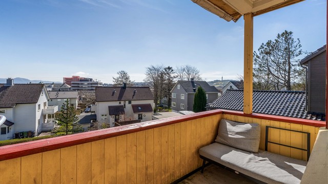 Fra stuen er det utgang til en balkong med utsikt over hagen og nærområdet.