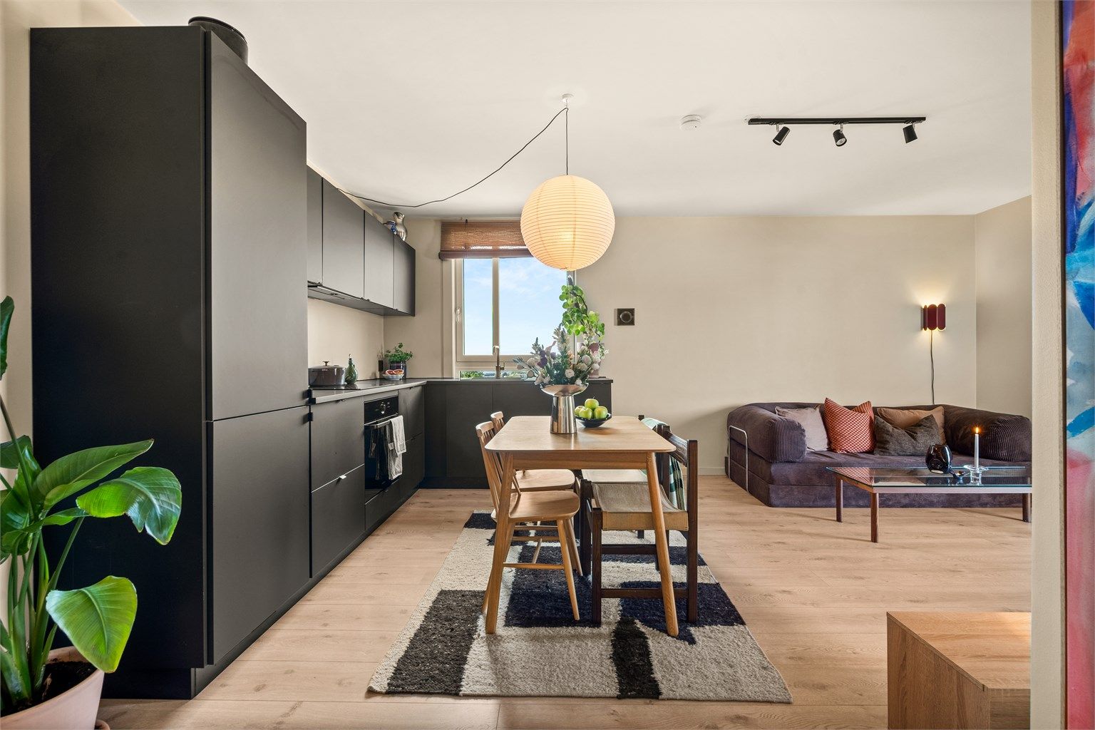 Dette er en moderne og arealeffektiv 3-roms leilighet i 8. etasje med sjøutsikt. Heis i bygget og en sydvestvendt, overbygget balkong. Foto: Martine Eren Studio