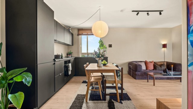 Dette er en moderne og arealeffektiv 3-roms leilighet i 8. etasje med sjøutsikt. Heis i bygget og en sydvestvendt, overbygget balkong. Foto: Martine Eren Studio