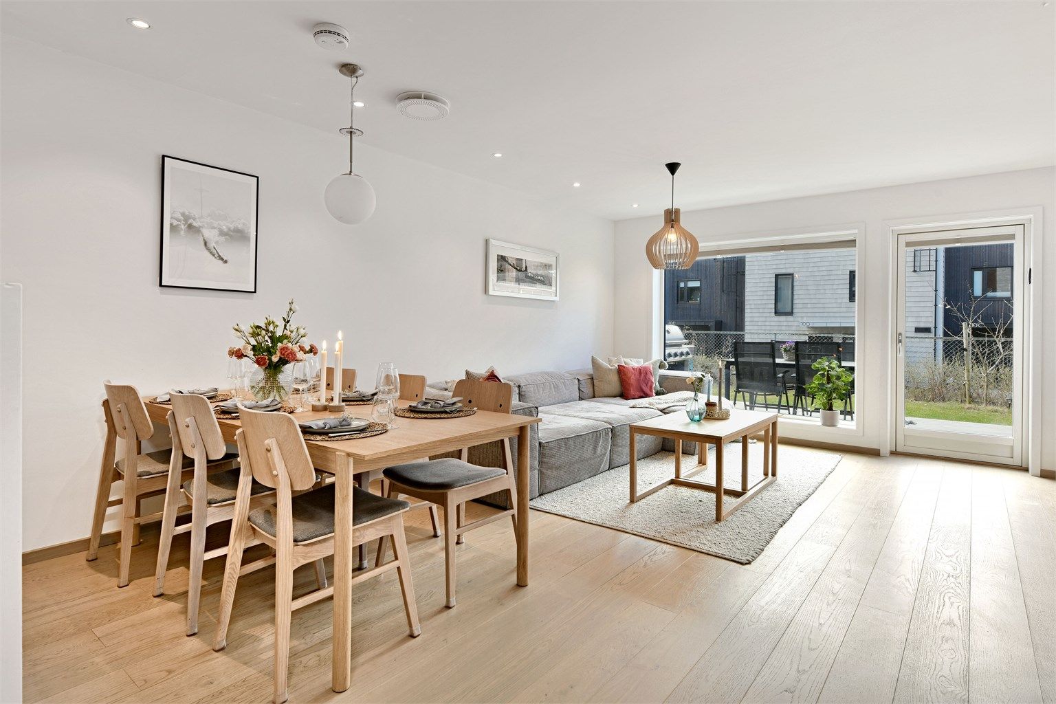 Stue - downlights i himling - store vindusflater med utgang til solrik uteplass - innvendige persienner