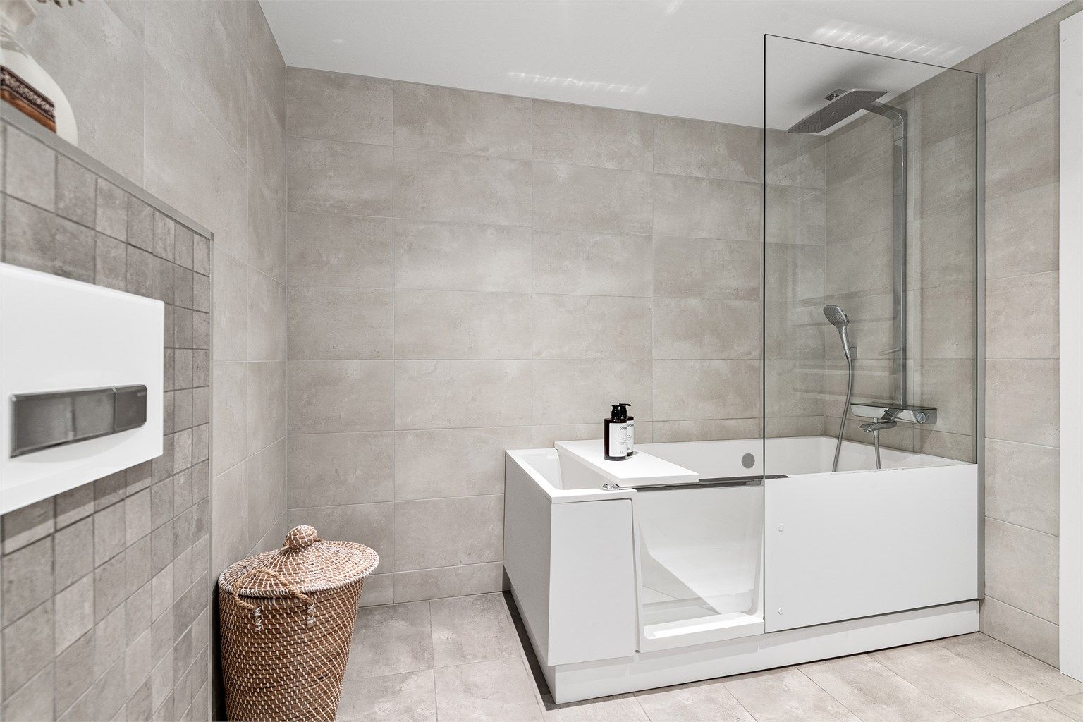 Badekaret har en praktisk glassvegg som fungerer som dusjskjerm