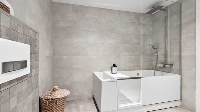Badekaret har en praktisk glassvegg som fungerer som dusjskjerm