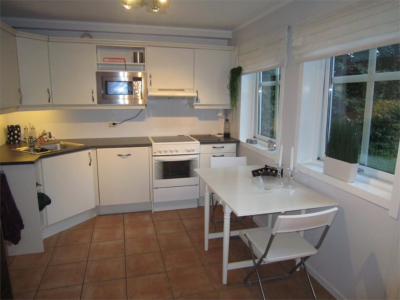 Hybel med romslig kjøkkenkrok