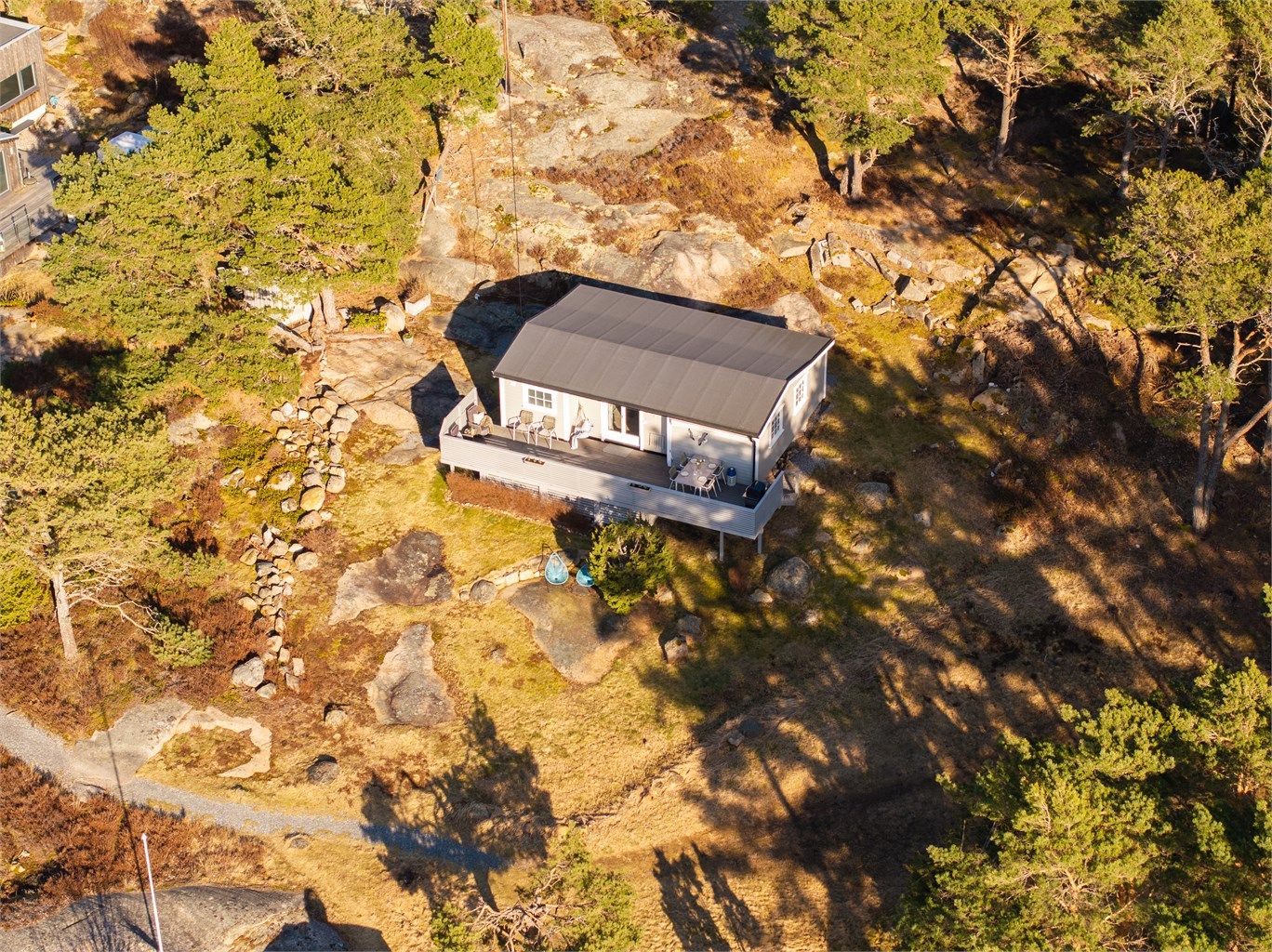 Adkomsten til fots er meget enkel og skjer hovedsakelig på gruset gangsti.