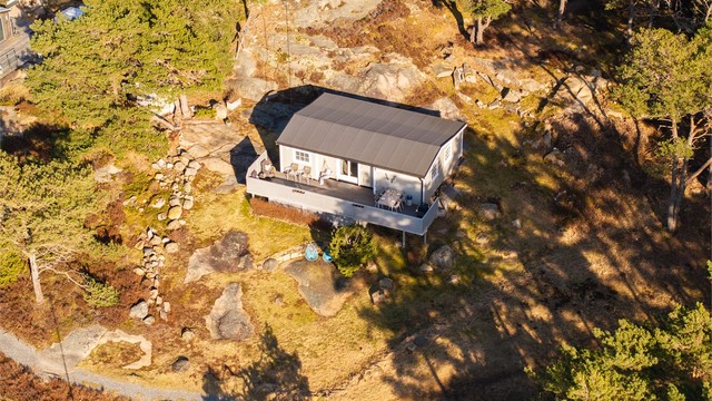 Adkomsten til fots er meget enkel og skjer hovedsakelig på gruset gangsti.