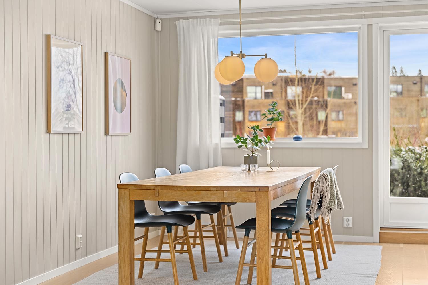 Fra spisestuedelen er det utgang til terrassen på baksiden av huset.