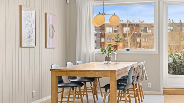 Fra spisestuedelen er det utgang til terrassen på baksiden av huset.