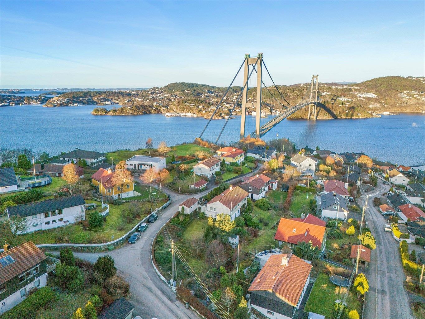 Tomten har også gode solforhold. Tilkomst via kommunal vei. 
