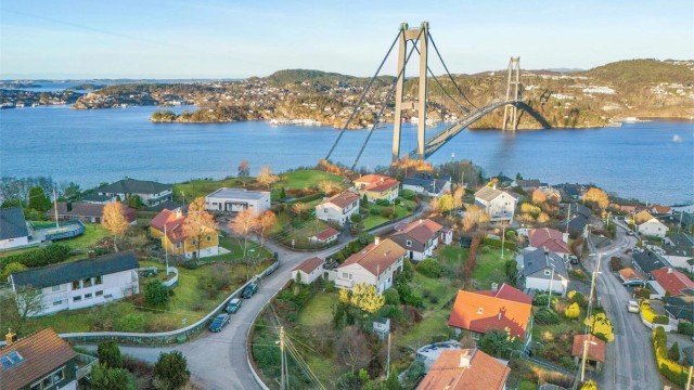 Tomten har også gode solforhold. Tilkomst via kommunal vei.