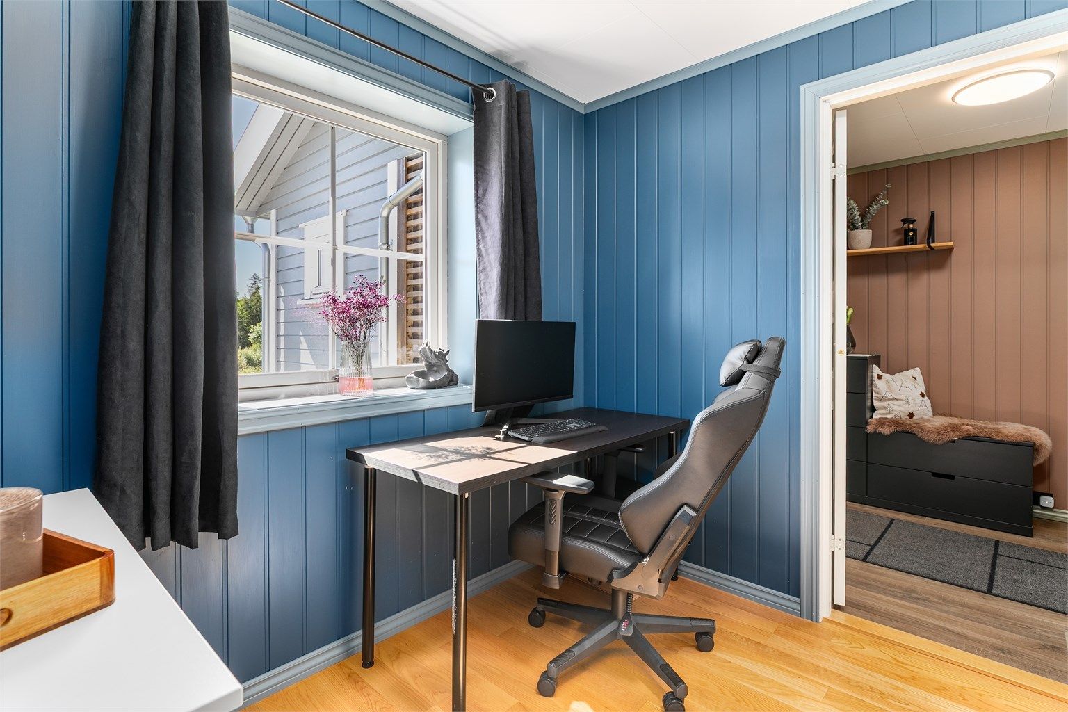 Begge soverom har gulv av tre-stavs parkett fra byggeåret.