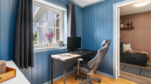 Begge soverom har gulv av tre-stavs parkett fra byggeåret.
