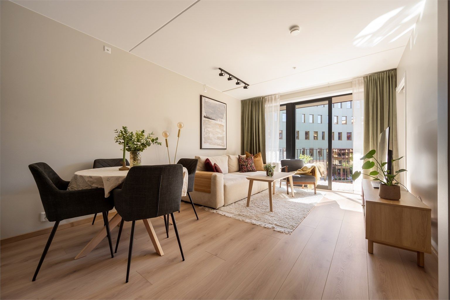 Her får du en strøken og moderne leilighet med høy bokomfort og sentral beliggenhet. Foto: Martine Eren Studio