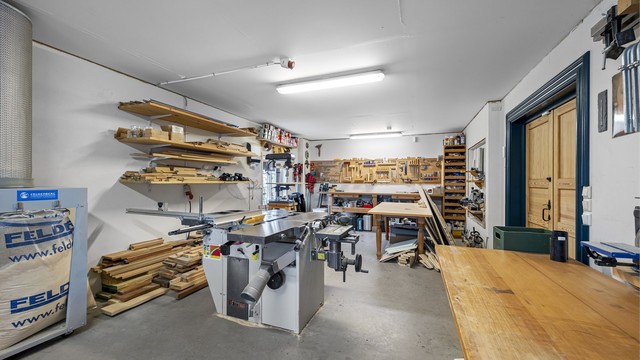 Verkstedet har rikelig med plass for både hobbyprosjekter og oppbevaring.