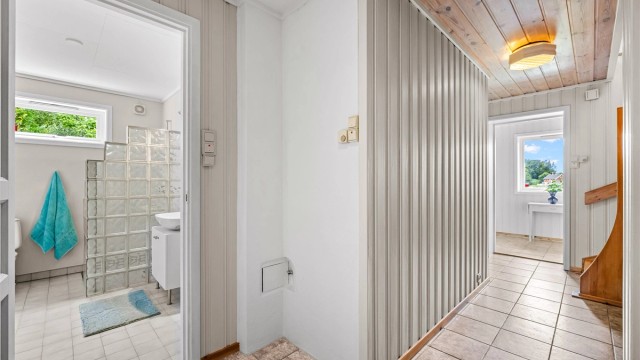 Fra gangen er det inngang til badet.