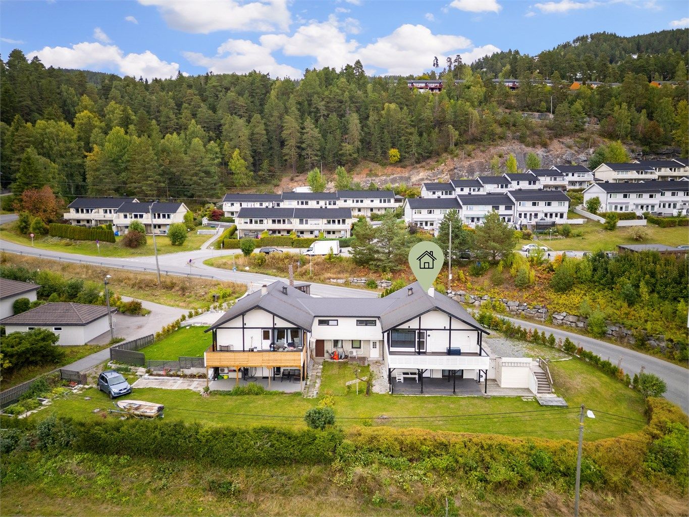 Kort gangavstand til matbutikk (Kiwi Nybruveien) og Price Lagerbutikk.