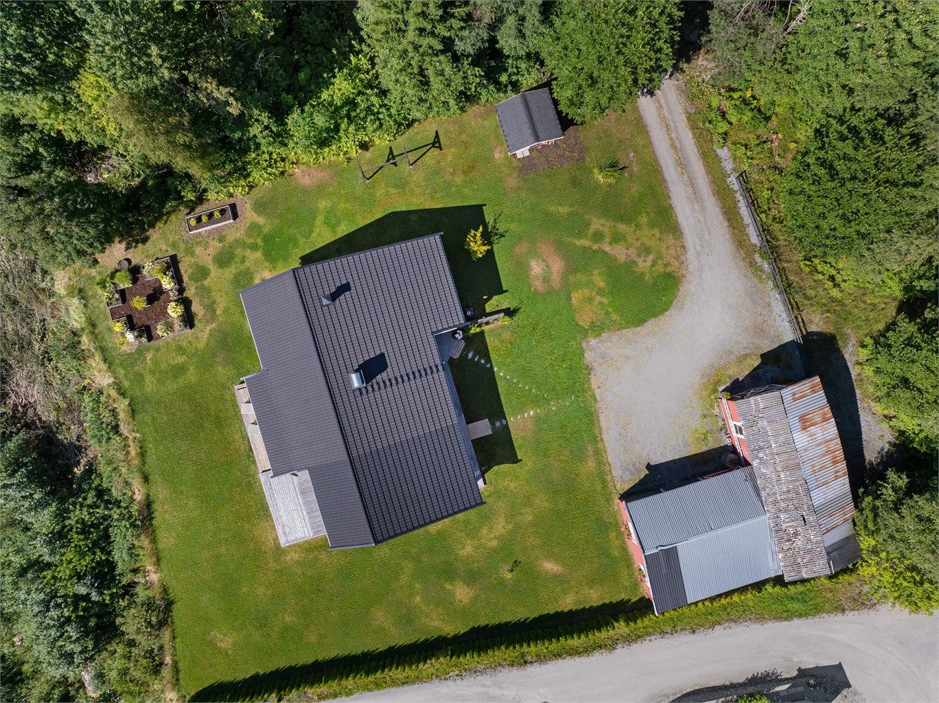 På eiendommen er det enebolig, garasje, uthus og et dukkehus.