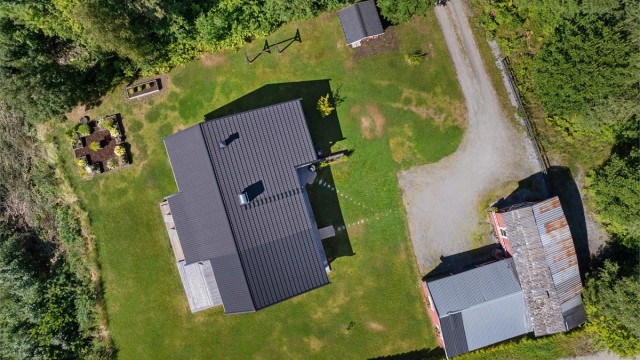 På eiendommen er det enebolig, garasje, uthus og et dukkehus.