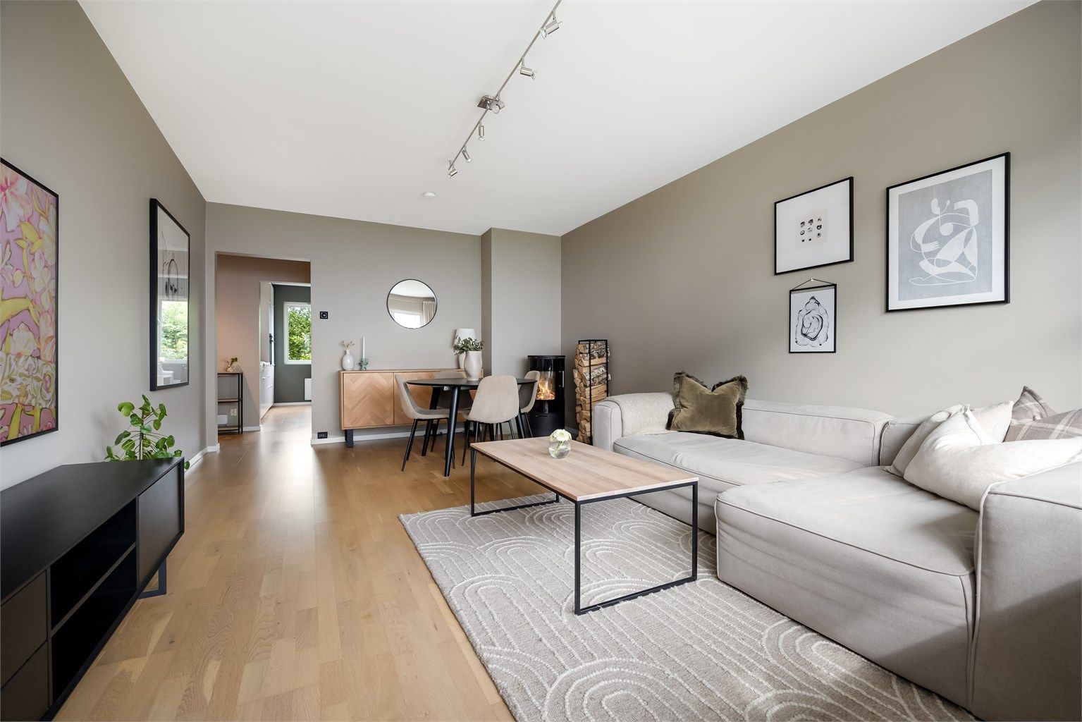 Romslig stue med god plass til både sofagruppe og spisebord.