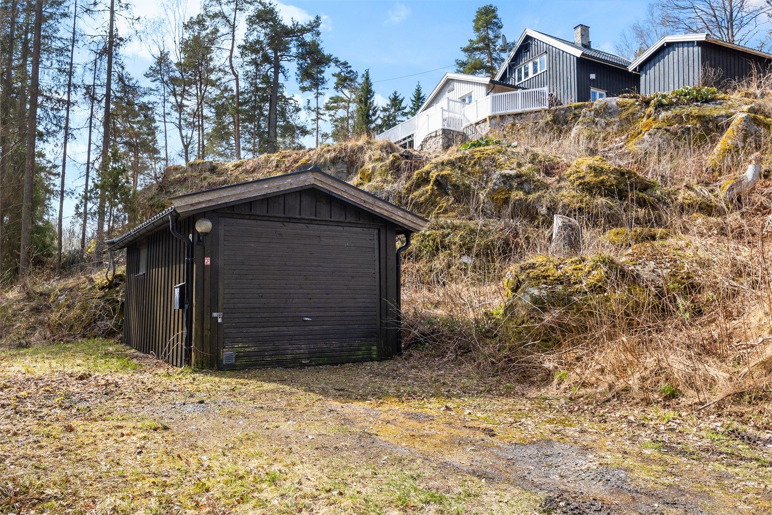 Garasje på nedre del av eiendommen