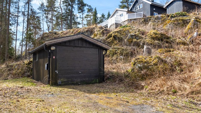 Garasje på nedre del av eiendommen