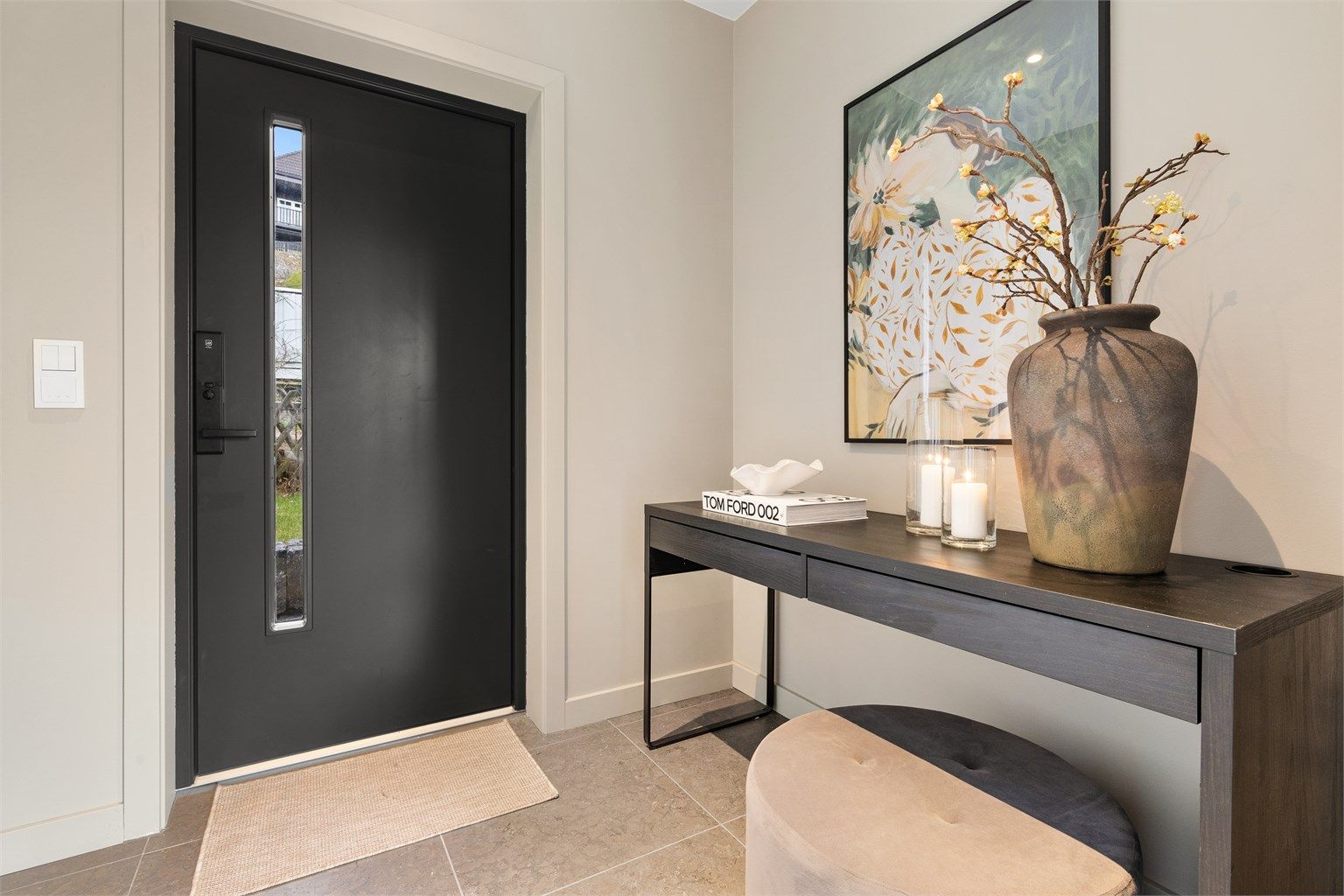 Entré med kodelås på ytterdøren som er smarthusready