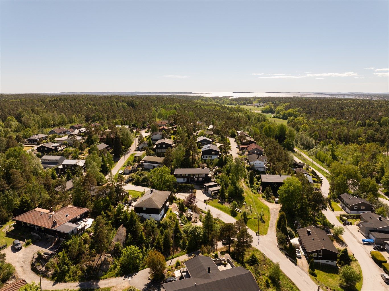 Jaktveien er en del av et veletablert og ettertraktet boligområde på nordre Kråkerøy, i umiddelbar nærhet av både barneskole og ungdomsskole.