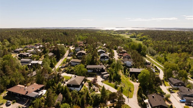 Jaktveien er en del av et veletablert og ettertraktet boligområde på nordre Kråkerøy, i umiddelbar nærhet av både barneskole og ungdomsskole.
