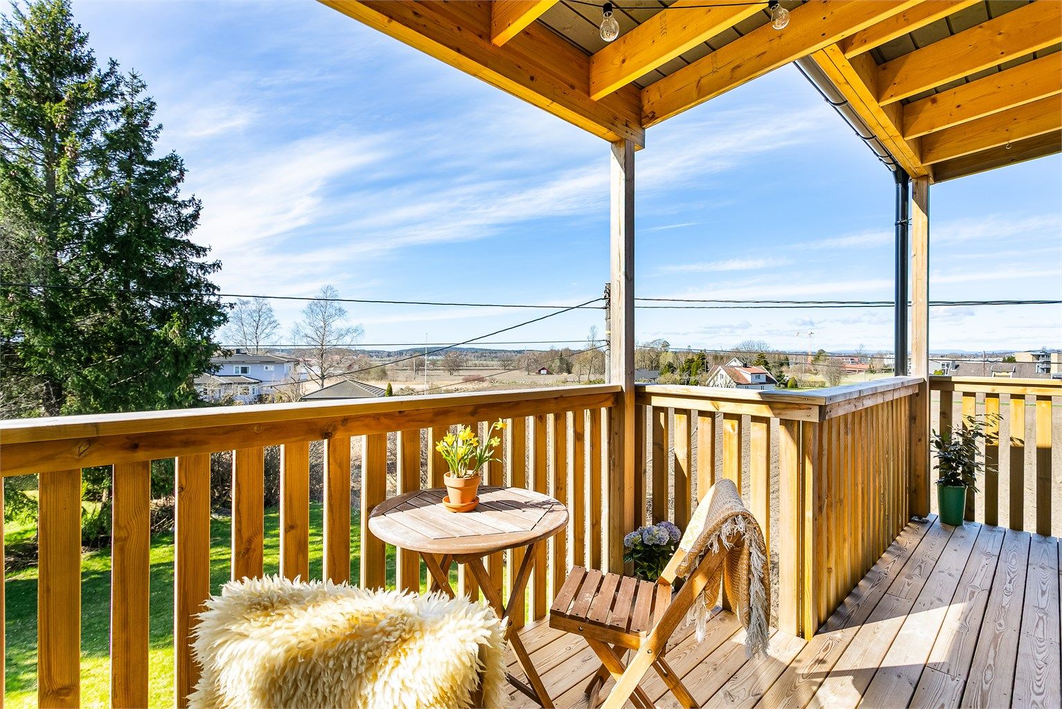 I tilbaketrukne og fredelige omgivelser på verandaen kan du glede deg over fritt utsyn til åpent åkerlandskap.