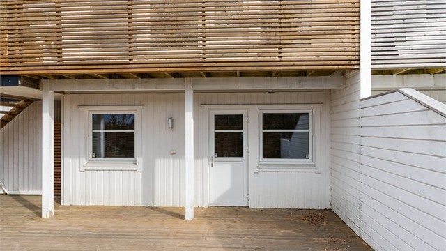 Den vestvendte terrassen på 53 m² har direkte adkomst fra ett av soverommene i første etasje og fra svalgang mellom hus og carport.