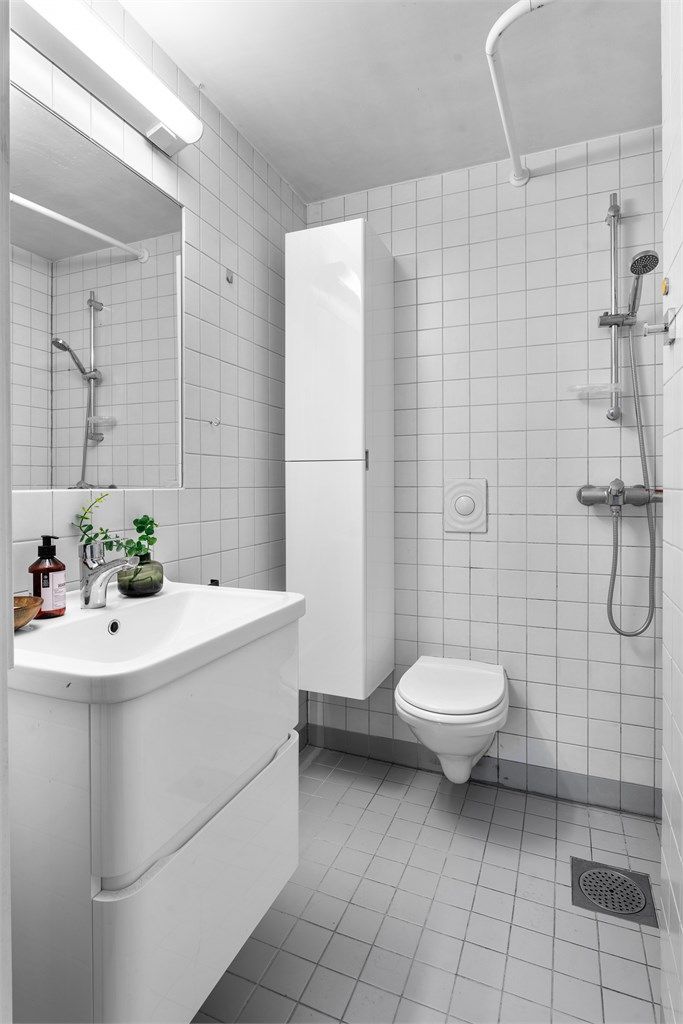 Badet har vegghengt servantinnredning av god størrelse, innfelt speil med overbelysning, vegghengt toalett og dusj.
