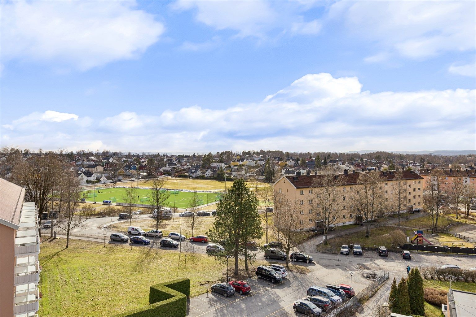 Gode parkeringsmuligheter langs Kurveien og 6 gjesteparkeringer til høyre i bildet