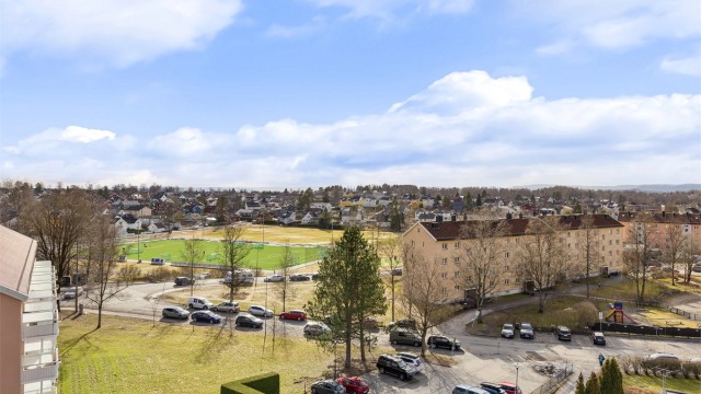Gode parkeringsmuligheter langs Kurveien og 6 gjesteparkeringer til høyre i bildet