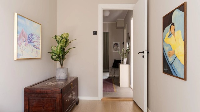Rommet har en praktisk størrelse og plass til garderobe eller annen oppbevaring.