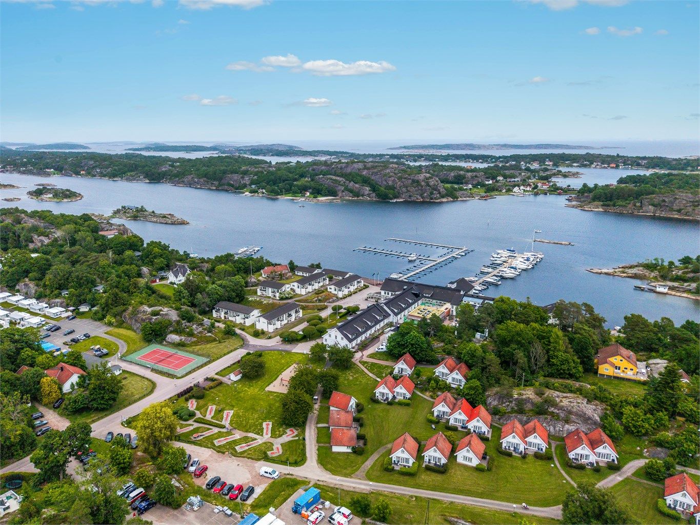 Lekker fritidsleilighet med fantastisk sjøutsikt, lettstelt og praktisk. 2 verandaer og sol fra morgen til kveld.