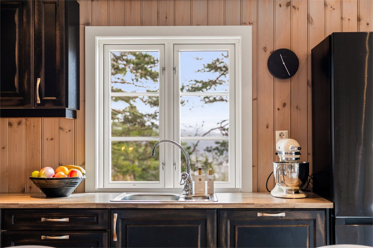 Vundet bak vasken på kjøkkenet gir utsikt og mye lys.