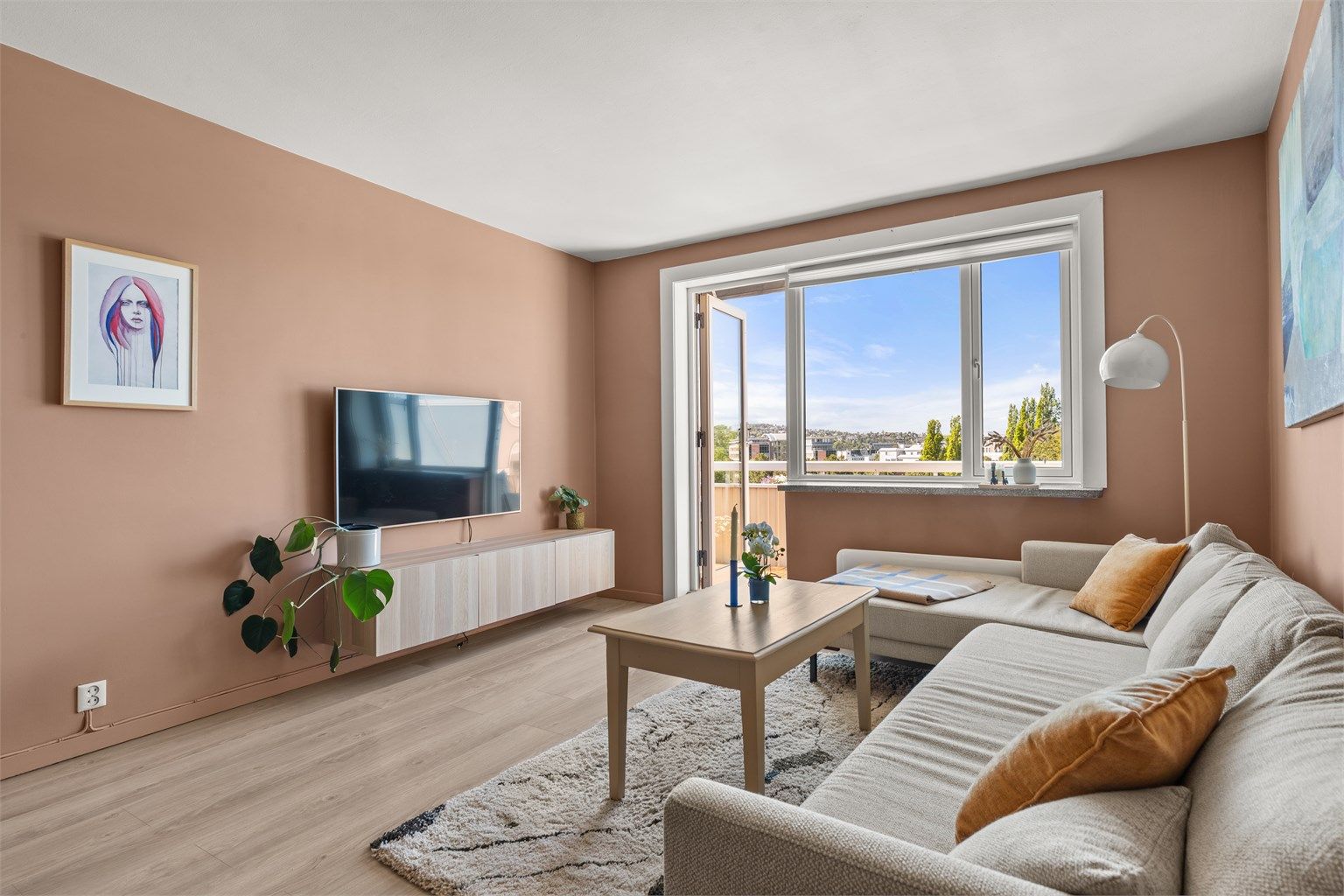 Stuen er svært romslig med god planløsning og kan enkelt innredes med en hyggelig sofagruppe med tilhørende sofabord og annet ønskelig stuemøblement.