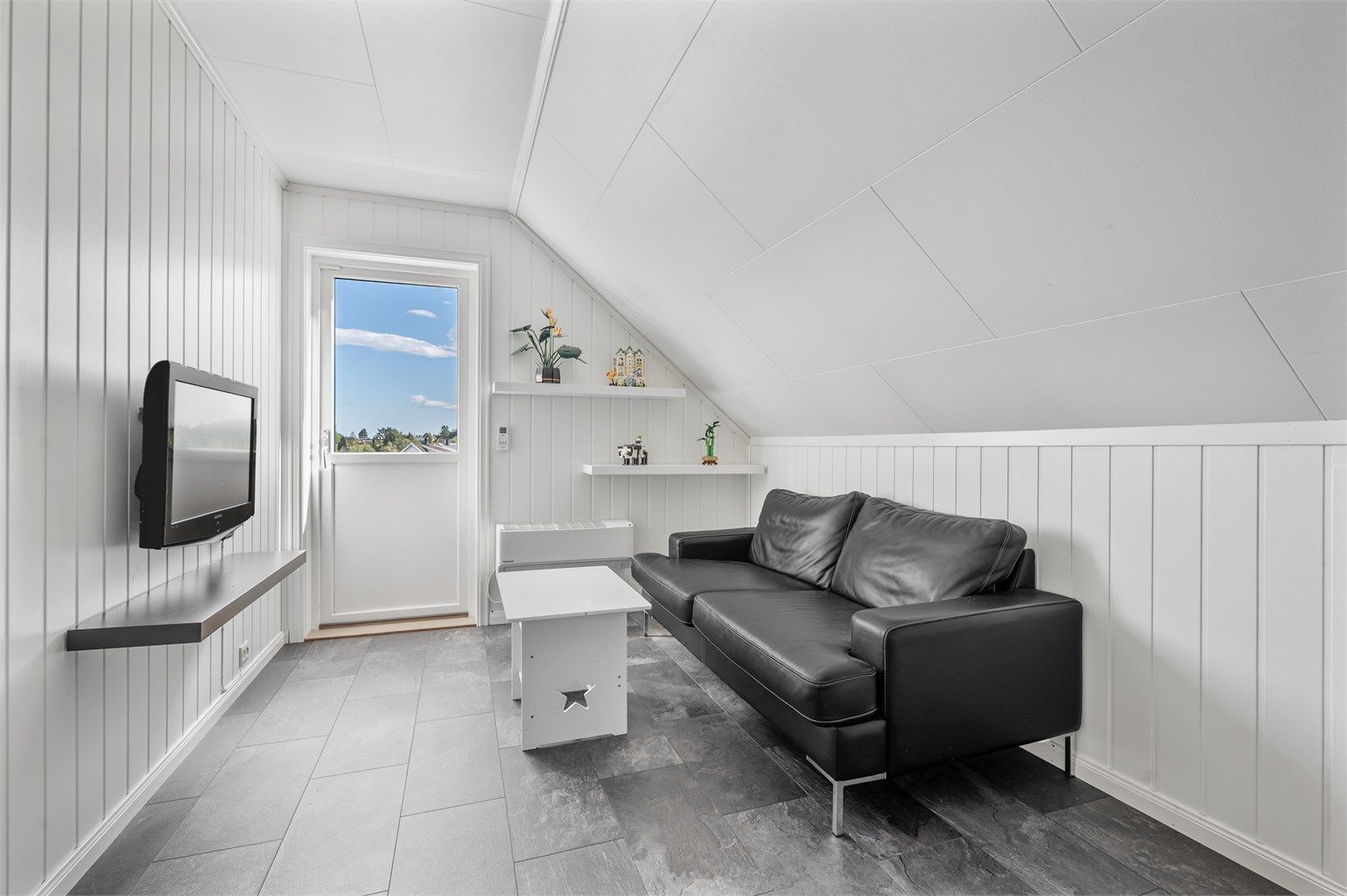 Fra loftstuen er det utgang til en balkong.